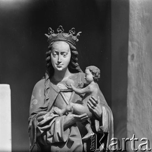 Lata 60., Kraków, Polska. 
Rzeźba Matki Boskiej z Dzieciątkiem na dziedzińcu kościoła św. Katarzyny Aleksandryjskiej i św. Małgorzaty (?).
Fot. Irena Jarosińska, zbiory Ośrodka KARTA