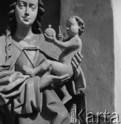 Lata 60., Kraków, Polska. 
Rzeźba Matki Boskiej z Dzieciątkiem na dziedzińcu kościoła św. Katarzyny Aleksandryjskiej i św. Małgorzaty (?).
Fot. Irena Jarosińska, zbiory Ośrodka KARTA