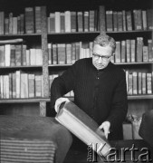 Lata 70., Kraków, Polska. 
Ksiądz prałat Kazimierz Figlewicz w bibliotece kapitulnej. W czasie II wojny światowej zorganizował akcję ratowania skarbów katedry wawelskiej.
Fot. Irena Jarosińska, zbiory Ośrodka KARTA