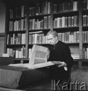 Lata 70., Kraków, Polska. 
Ksiądz prałat Kazimierz Figlewicz w bibliotece kapitulnej. W czasie II wojny światowej zorganizował akcję ratowania skarbów katedry wawelskiej.
Fot. Irena Jarosińska, zbiory Ośrodka KARTA