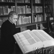 Lata 70., Kraków, Polska. 
Ksiądz prałat Kazimierz Figlewicz w bibliotece kapitulnej. W czasie II wojny światowej zorganizował akcję ratowania skarbów katedry wawelskiej.
Fot. Irena Jarosińska, zbiory Ośrodka KARTA