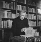 Lata 70., Kraków, Polska. 
Ksiądz prałat Kazimierz Figlewicz w bibliotece kapitulnej. W czasie II wojny światowej zorganizował akcję ratowania skarbów katedry wawelskiej.
Fot. Irena Jarosińska, zbiory Ośrodka KARTA