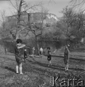 Lata 60., Miedzyrzecz, Polska. 
Przy Zamku w Międzyrzeczu – otoczonej fosą średniowiecznej twierdzy obronnej. 
Fot. Irena Jarosińska, zbiory Ośrodka KARTA