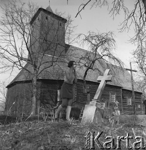 Lata 60., Miedzyrzecz, Polska. 
Cmentarz przykościelny.
Fot. Irena Jarosińska, zbiory Ośrodka KARTA