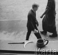 Brak daty, Warszawa, Polska. 
Sesja fotograficzna eksponatów muzealnych - naczynie i krzemionka. 
Fot. Irena Jarosińska, zbiory Ośrodka KARTA