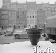 Brak daty, Warszawa, Polska. 
Sesja fotograficzna eksponatów muzealnych. Naczynie w oknie kamienicy.
Fot. Irena Jarosińska, zbiory Ośrodka KARTA