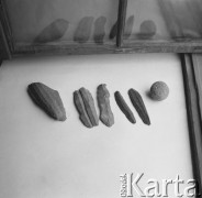 Brak daty, Warszawa, Polska. 
Sesja fotograficzna eksponatów muzealnych - krzemionki. 
Fot. Irena Jarosińska, zbiory Ośrodka KARTA