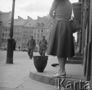 Brak daty, Warszawa, Polska. 
Sesja fotograficzna eksponatów muzealnych. Naczynie na chodniku.
Fot. Irena Jarosińska, zbiory Ośrodka KARTA