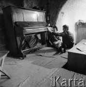 Lata 60., Kraków, Polska. 
Kompozytor Zygmunt Konieczny i nieznana kobieta. 
Fot. Irena Jarosińska, zbiory Ośrodka KARTA