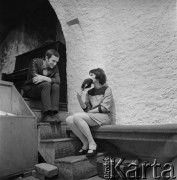 Lata 60., Kraków, Polska. 
Kompozytor Zygmunt Konieczny i nieznana kobieta. 
Fot. Irena Jarosińska, zbiory Ośrodka KARTA