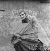 Lata 60., Kraków, Polska. 
Piosenkarz i aktor, artysta związany z Piwnicą pod Baranami Mieczysław Święcicki.
Fot. Irena Jarosińska, zbiory Ośrodka KARTA