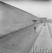 Lata 60., Kraków, Polska. 
Piosenkarz i aktor, artysta związany z Piwnicą pod Baranami Mieczysław Święcicki.
Fot. Irena Jarosińska, zbiory Ośrodka KARTA