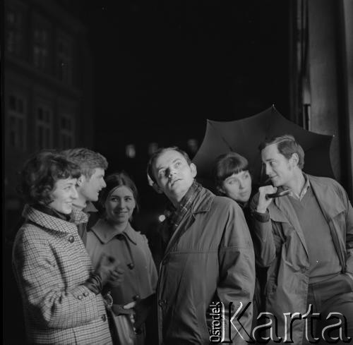 Lata 60., Kraków, Polska. 
Kompozytor Andrzej Zarycki (w środku) i artyści związani z Piwnicą pod Baranami - Mieczysław Święcicki (1. z prawej), Zbigniew Paleta (2. z lewej).
Fot. Irena Jarosińska, zbiory Ośrodka KARTA