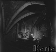 Lata 60., Kraków, Polska. 
Kompozytor Andrzej Zarycki w Piwnicy pod Baranami.
Fot. Irena Jarosińska, zbiory Ośrodka KARTA