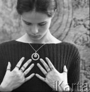 Brak daty, Polska. 
Modelka Małgorzata Niemen w biżuterii inspirowanej motywami astronomii.
Fot. Irena Jarosińska, zbiory Ośrodka KARTA