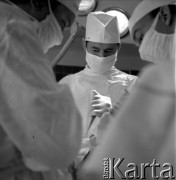 Brak daty, Polska. 
Lekarz Bogdan Odyński (?) przy stole operacyjnym.
Fot. Irena Jarosińska, zbiory Ośrodka KARTA