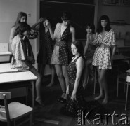 Brak daty, Polska. 
Modelki.
Fot. Irena Jarosińska, zbiory Ośrodka KARTA