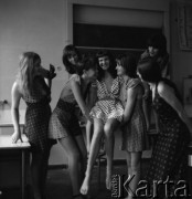 Brak daty, Polska. 
Modelki.
Fot. Irena Jarosińska, zbiory Ośrodka KARTA