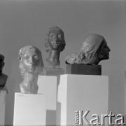 Lata 60., Warszawa, Polska. 
Rzeźby Alfonsa Karnego - wystawa w Zachęcie.
Fot. Irena Jarosińska, zbiory Ośrodka KARTA