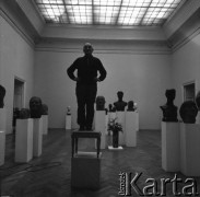 Lata 60., Warszawa, Polska. 
Rzeźbiarz Alfons Karny wśród swoich rzeźb w Zachęcie.
Fot. Irena Jarosińska, zbiory Ośrodka KARTA