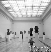 Lata 60., Warszawa, Polska. 
Rzeźby Alfonsa Karnego - wystawa w Zachęcie.
Fot. Irena Jarosińska, zbiory Ośrodka KARTA