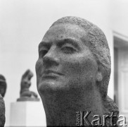 Lata 60., Warszawa, Polska. 
Rzeźby Alfonsa Karnego - wystawa w Zachęcie.
Fot. Irena Jarosińska, zbiory Ośrodka KARTA