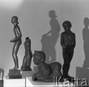 Lata 60., Warszawa, Polska. 
Rzeźby Alfonsa Karnego - wystawa w Zachęcie.
Fot. Irena Jarosińska, zbiory Ośrodka KARTA