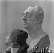 Lata 60., Warszawa, Polska. 
Rzeźby Alfonsa Karnego - wystawa w Zachęcie.
Fot. Irena Jarosińska, zbiory Ośrodka KARTA