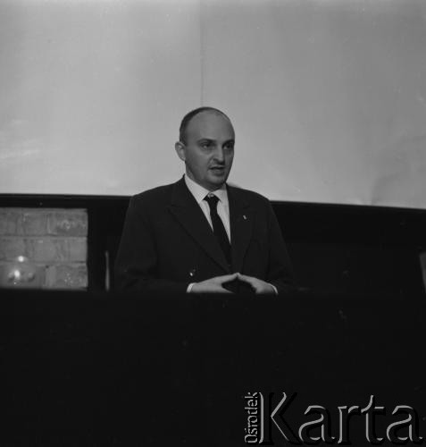 Lata 60., Warszawa, Polska. 
Rzeźbiarz Alfons Karny z Zachęcie.
Fot. Irena Jarosińska, zbiory Ośrodka KARTA