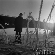 Zima 1973, Warszawa, Polska.
Reżyser Walerian Borowczyk nad Wisłą.
Fot. Irena Jarosińska, zbiory Ośrodka KARTA