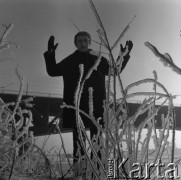Zima 1973, Warszawa, Polska.
Reżyser Walerian Borowczyk nad Wisłą.
Fot. Irena Jarosińska, zbiory Ośrodka KARTA
