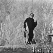 Zima 1973, Warszawa, Polska.
Reżyser Walerian Borowczyk nad Wisłą.
Fot. Irena Jarosińska, zbiory Ośrodka KARTA