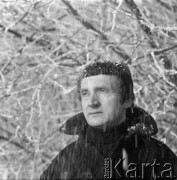 Zima 1973, Warszawa, Polska.
Reżyser Walerian Borowczyk nad Wisłą.
Fot. Irena Jarosińska, zbiory Ośrodka KARTA