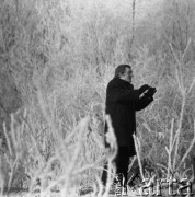 Zima 1973, Warszawa, Polska.
Reżyser Walerian Borowczyk nad Wisłą.
Fot. Irena Jarosińska, zbiory Ośrodka KARTA