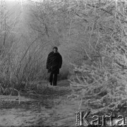 Zima 1973, Warszawa, Polska.
Reżyser Walerian Borowczyk nad Wisłą.
Fot. Irena Jarosińska, zbiory Ośrodka KARTA