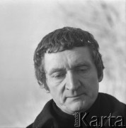 Zima 1973, Warszawa, Polska.
Reżyser Walerian Borowczyk nad Wisłą.
Fot. Irena Jarosińska, zbiory Ośrodka KARTA