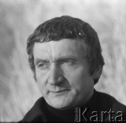Zima 1973, Warszawa, Polska.
Reżyser Walerian Borowczyk nad Wisłą.
Fot. Irena Jarosińska, zbiory Ośrodka KARTA