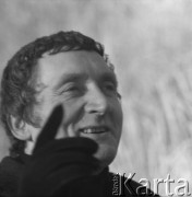 Zima 1973, Warszawa, Polska.
Reżyser Walerian Borowczyk nad Wisłą.
Fot. Irena Jarosińska, zbiory Ośrodka KARTA
