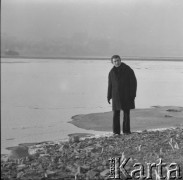Zima 1973, Warszawa, Polska.
Reżyser Walerian Borowczyk nad Wisłą.
Fot. Irena Jarosińska, zbiory Ośrodka KARTA