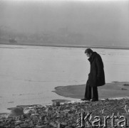 Zima 1973, Warszawa, Polska.
Reżyser Walerian Borowczyk nad Wisłą.
Fot. Irena Jarosińska, zbiory Ośrodka KARTA