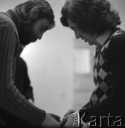 Lata 70., Warszawa, Polska.
Reżyser Giovanni Pampiglione (po prawej).
Fot. Irena Jarosińska, zbiory Ośrodka KARTA