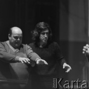 Lata 70., Warszawa, Polska.
Reżyser Giovanni Pampiglione (po prawej).
Fot. Irena Jarosińska, zbiory Ośrodka KARTA