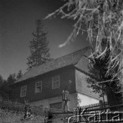 1957, Tatry, Polska.
Dziewczyna balansuje na płocie.
Fot. Irena Jarosińska, zbiory Ośrodka KARTA