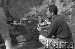 1962, Hala Gąsienicowa, Tatry, Polska. 
Przed schroniskiem PTTK „Murowaniec”. 
Fot. Irena Jarosińska, zbiory Ośrodka KARTA.
