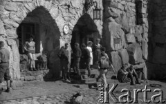 1962, Hala Gąsienicowa, Tatry, Polska. 
Przed schroniskiem PTTK „Murowaniec”. 
Fot. Irena Jarosińska, zbiory Ośrodka KARTA.