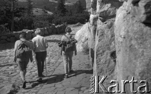 1962, Hala Gąsienicowa, Tatry, Polska. 
Przed schroniskiem PTTK 