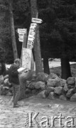 1962, Hala Gąsienicowa, Tatry, Polska. 
Przed schroniskiem PTTK 