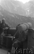 1962, Hala Gąsienicowa, Tatry, Polska. 
Taras schroniska PTTK „Murowaniec”. 
Fot. Irena Jarosińska, zbiory Ośrodka KARTA.