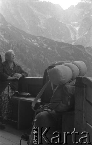 1962, Hala Gąsienicowa, Tatry, Polska. 
Taras schroniska PTTK „Murowaniec”. 
Fot. Irena Jarosińska, zbiory Ośrodka KARTA.