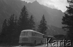 1962, Tatry, Polska. 
Autokary w dolinie.
Fot. Irena Jarosińska, zbiory Ośrodka KARTA.